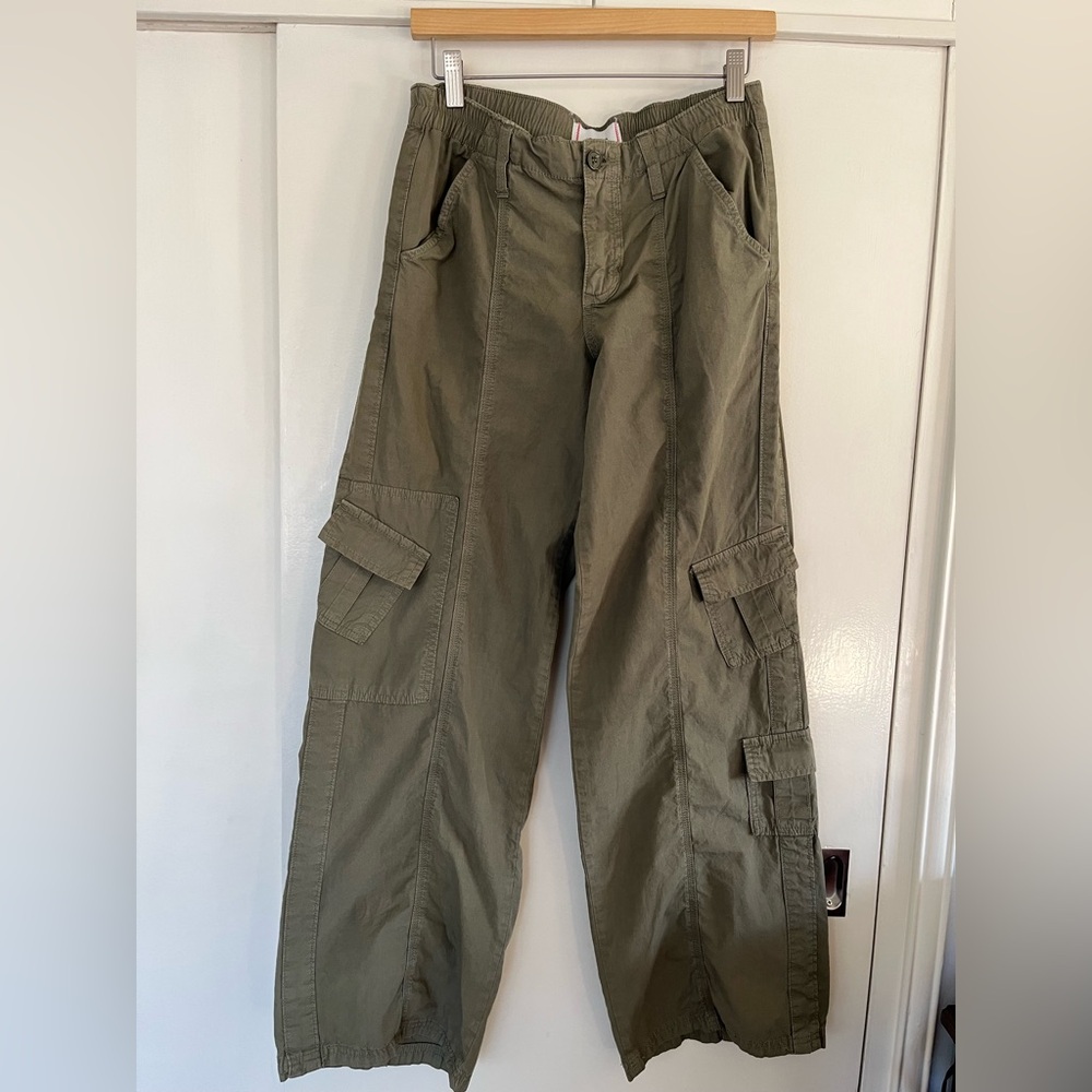 Women’s Urban Outfitters BDG cargo pants in olive green/khaki. Size Small. NWOT